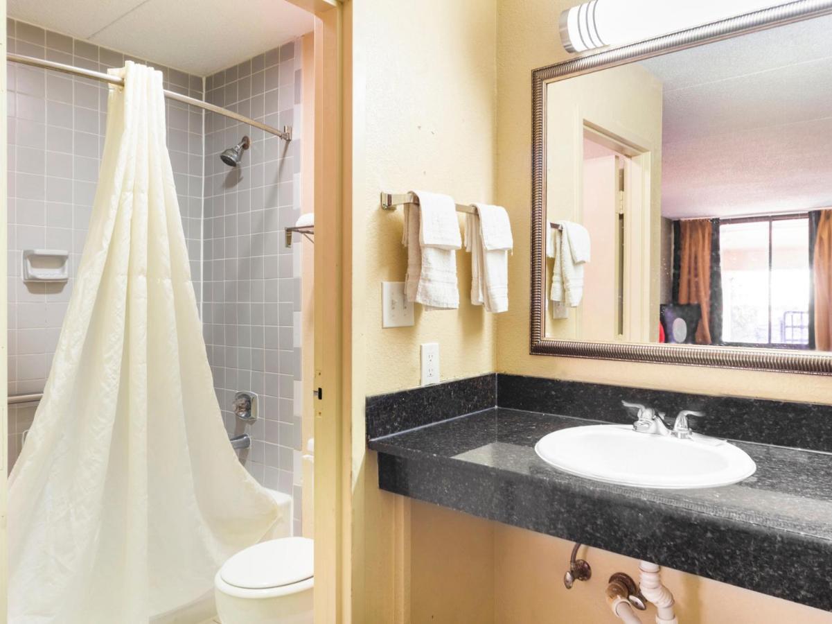 Hotel Budgetel And Suits
