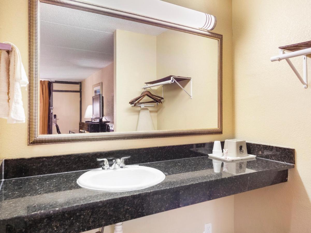 Hotel Budgetel And Suits