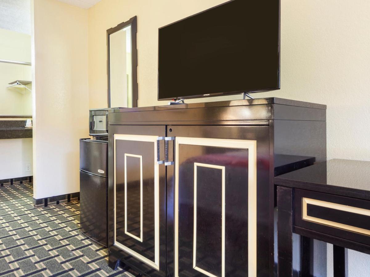 Hotel Budgetel And Suits Montgomery