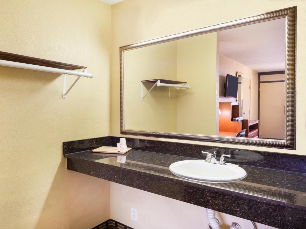Hotel Budgetel And Suits 2*